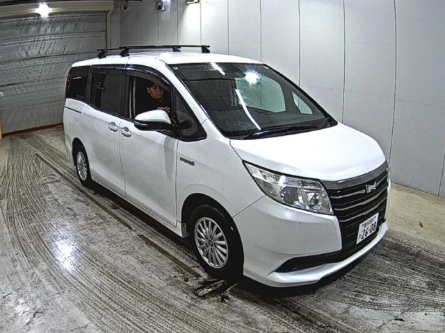 Toyota Noah Лот № 2016
