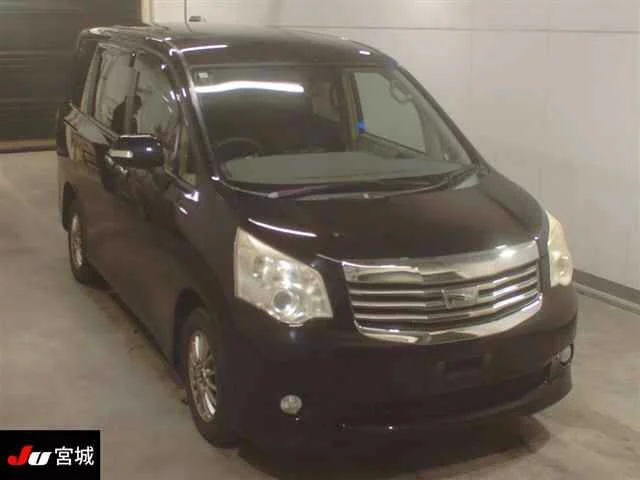 Toyota Noah Лот № 2013