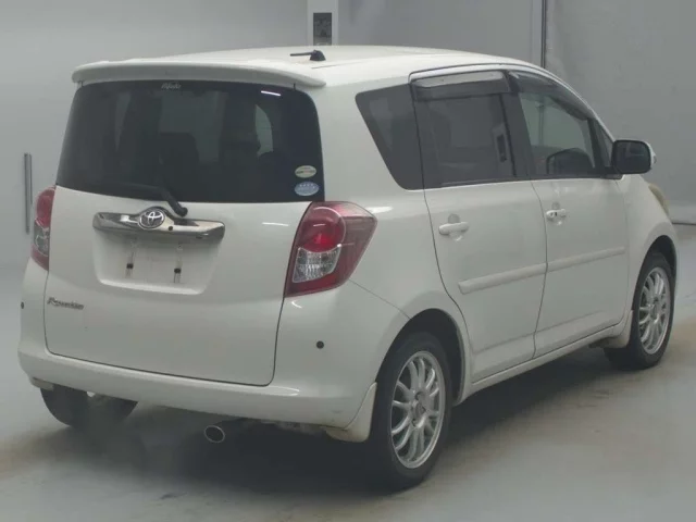 Toyota Prius III Рестайлинг (XW30)