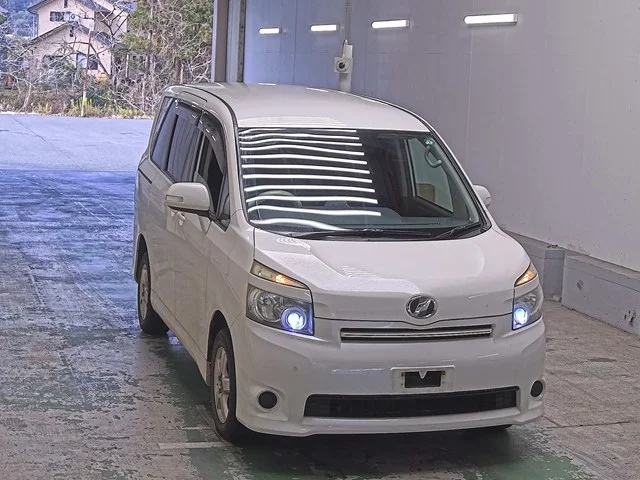 Toyota Voxy Лот № 2009
