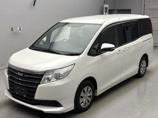 Toyota Noah Лот № 473 2014