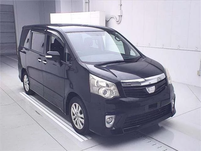Toyota Noah Лот № 70302 2011