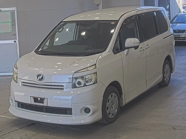 Toyota Voxy Лот № 20409 2008