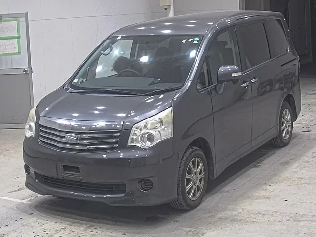 Toyota Noah Лот № 20330 2011