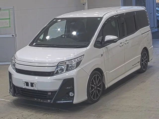 Toyota Noah Лот № 20277 2017