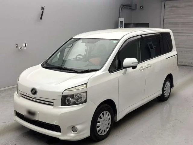 Toyota Voxy Лот № 18068 2010