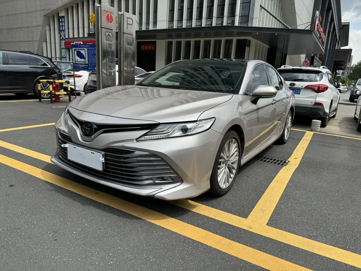 Toyota Camry VIII (XV70)