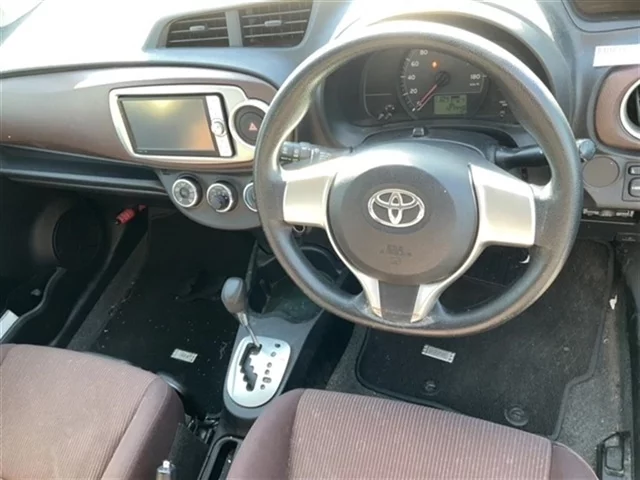 Toyota Vitz Лот № 2011