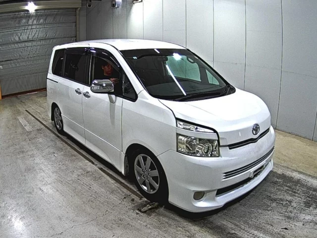 Toyota Voxy II (R70)
