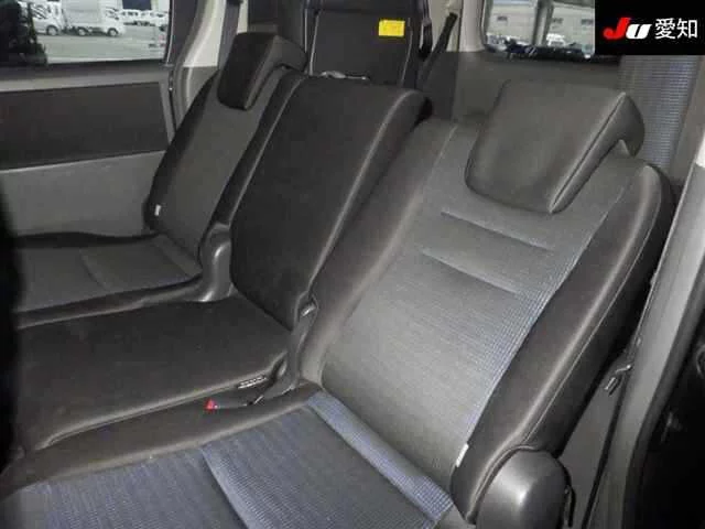 Toyota Voxy Лот № 30744 2009