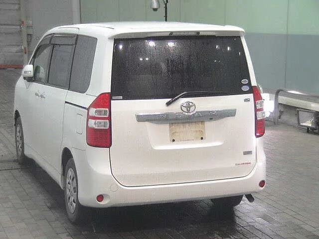 Toyota Noah Лот № 2011