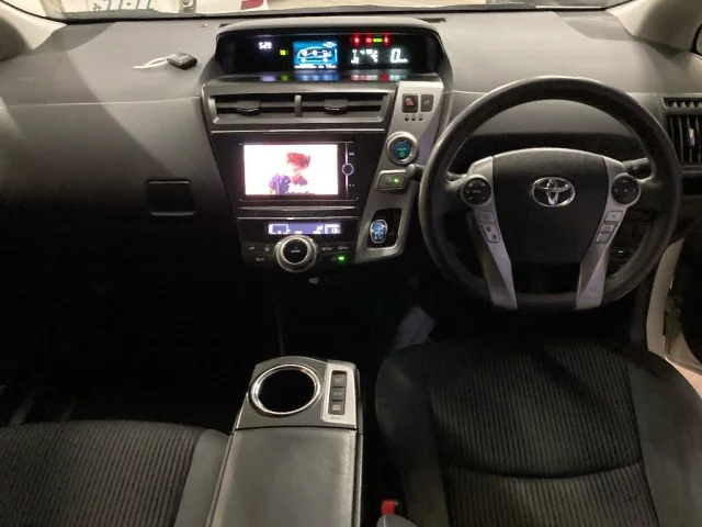 Toyota Prius Alpha Лот № 843 2015