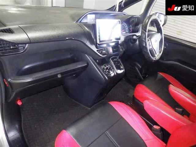 Toyota Voxy Лот № 30411 2014