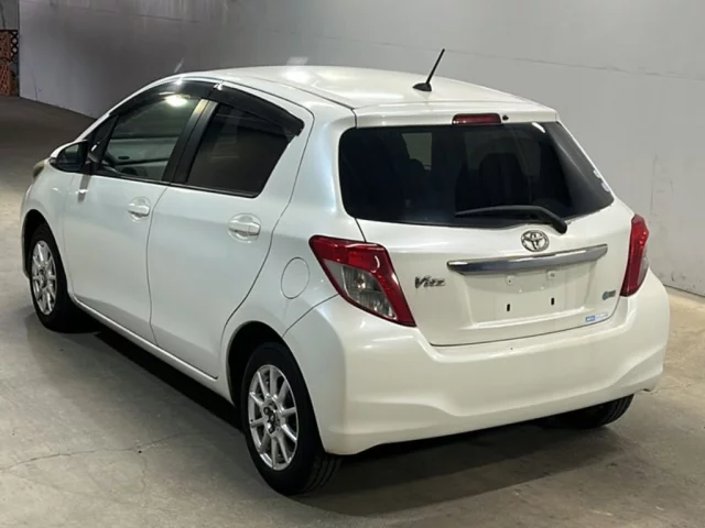 Toyota Vitz Лот № 648 2011