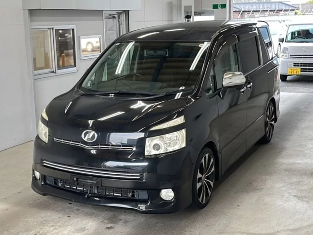 Toyota Voxy II (R70)