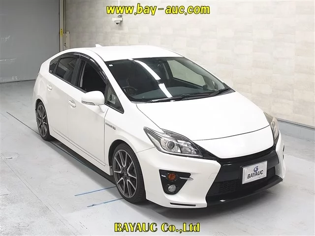 Toyota Prius III Рестайлинг (XW30)